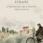 copertina del libro Strani. L'impiegato dell'Ufficio Protocollo